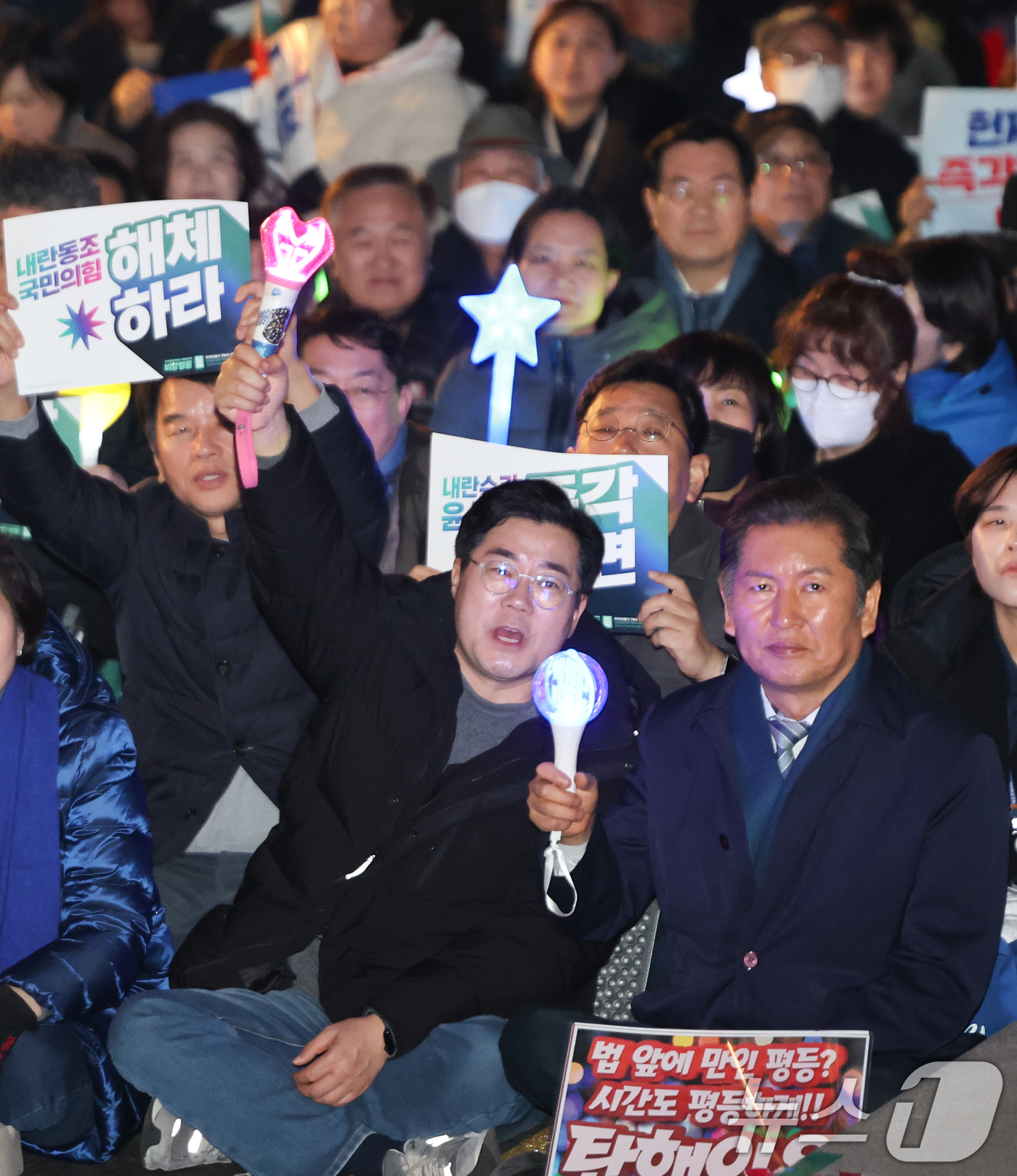 (서울=뉴스1) 허경 기자 = 박찬대 더불어민주당 원내대표를 비롯한 의원들이 11일 서울 종로구 경복궁 동십자각 앞에서 열린 비상결의대회 및 1박2일 농성투쟁에서 윤석열 대통령 구 …