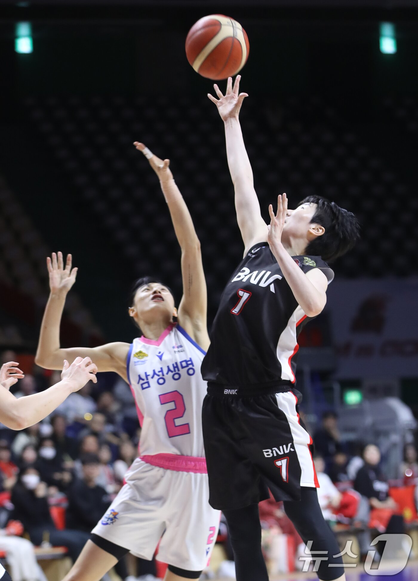 본문 이미지 - 11일 오후 부산 사직실내체육관에서 열린 '하나은행 2024-2025 여자프로농구 플레이오프' 5차전 부산 BNK 썸과 용인 삼성생명 블루밍스의 경기에서 BNK 박혜진이 삼성생명 이해란과 리바운드 다툼을 벌이고 있다. 2025.3.11/뉴스1 ⓒ News1 윤일지 기자