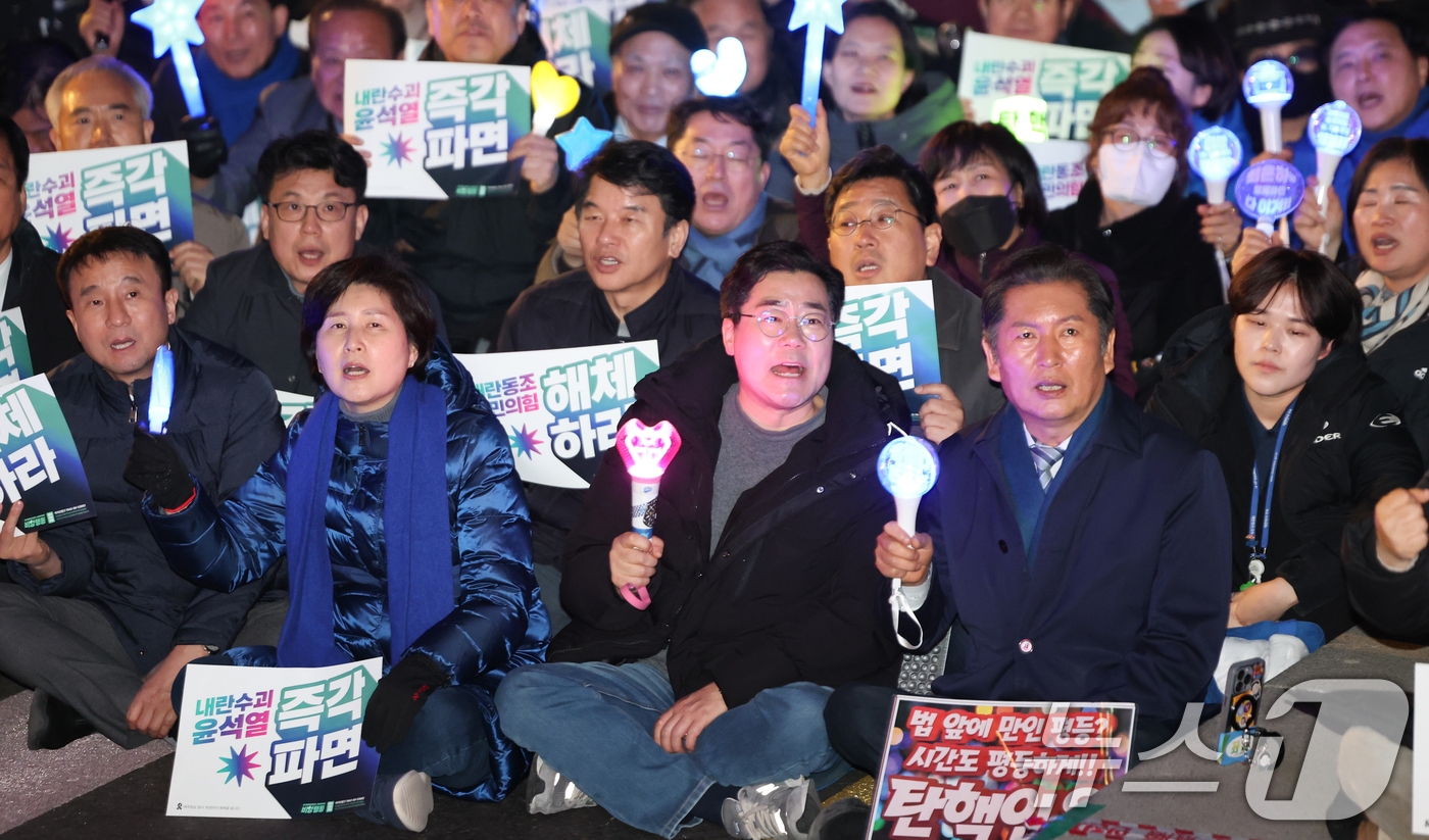 (서울=뉴스1) 허경 기자 = 박찬대 더불어민주당 원내대표를 비롯한 의원들이 11일 서울 종로구 경복궁 동십자각 앞에서 열린 비상결의대회 및 1박2일 농성투쟁에서 윤석열 대통령 구 …