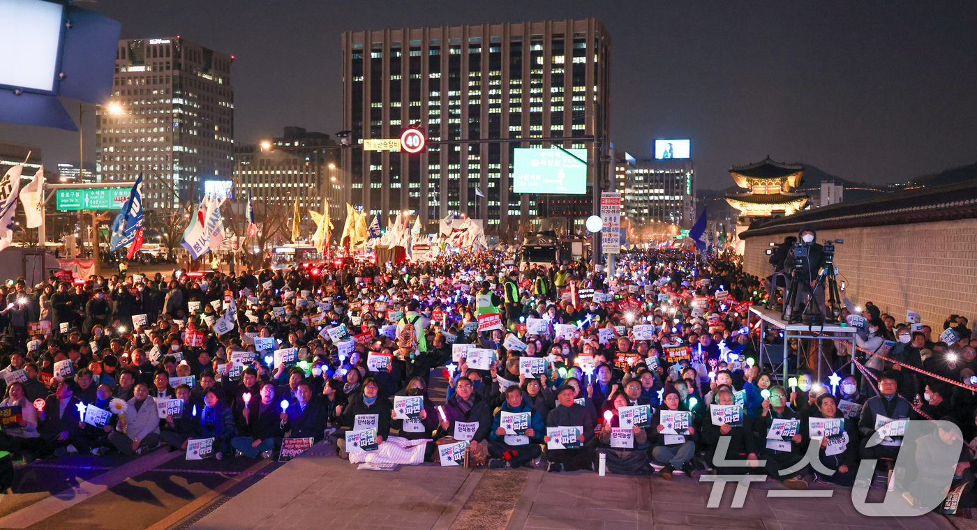 (서울=뉴스1) 허경 기자 = 민주노총 조합원들이 11일 서울 종로구 경복궁 동십자각 앞에서 열린 비상결의대회 및 1박2일 농성투쟁에서 윤석열 대통령 구속취소 규탄과 탄핵을 촉구하 …