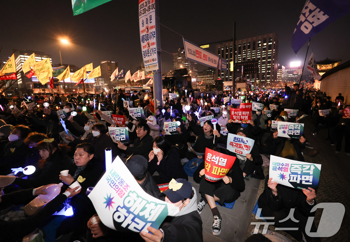 (서울=뉴스1) 허경 기자 = 민주노총 조합원들이 11일 서울 종로구 경복궁 동십자각 앞에서 열린 비상결의대회 및 1박2일 농성투쟁에서 윤석열 대통령 구속취소 규탄과 탄핵을 촉구하 …