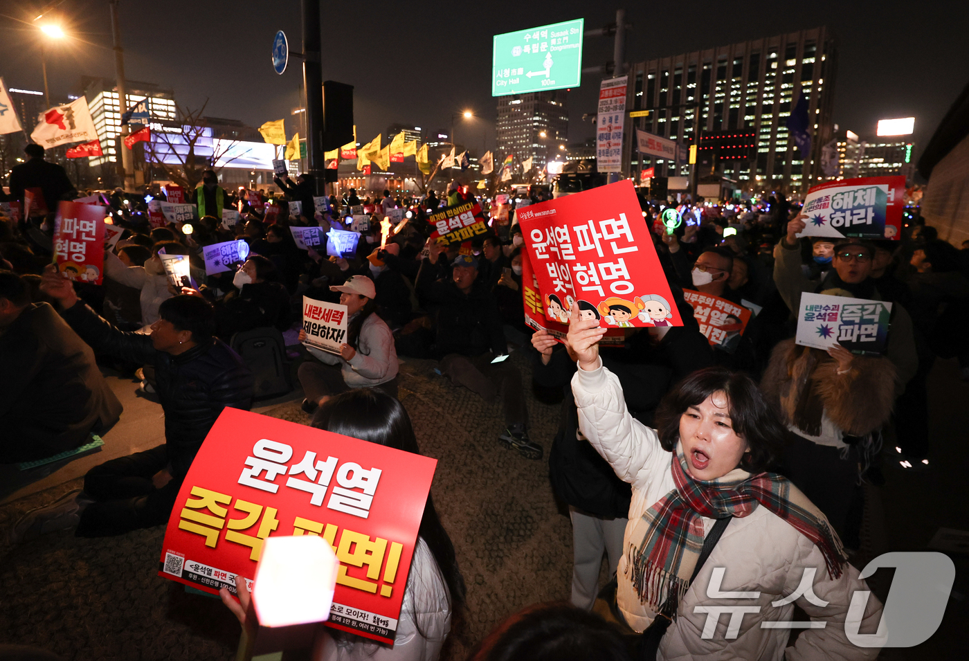 (서울=뉴스1) 허경 기자 = 민주노총 조합원들이 11일 서울 종로구 경복궁 동십자각 앞에서 열린 비상결의대회 및 1박2일 농성투쟁에서 윤석열 대통령 구속취소 규탄과 탄핵을 촉구하 …