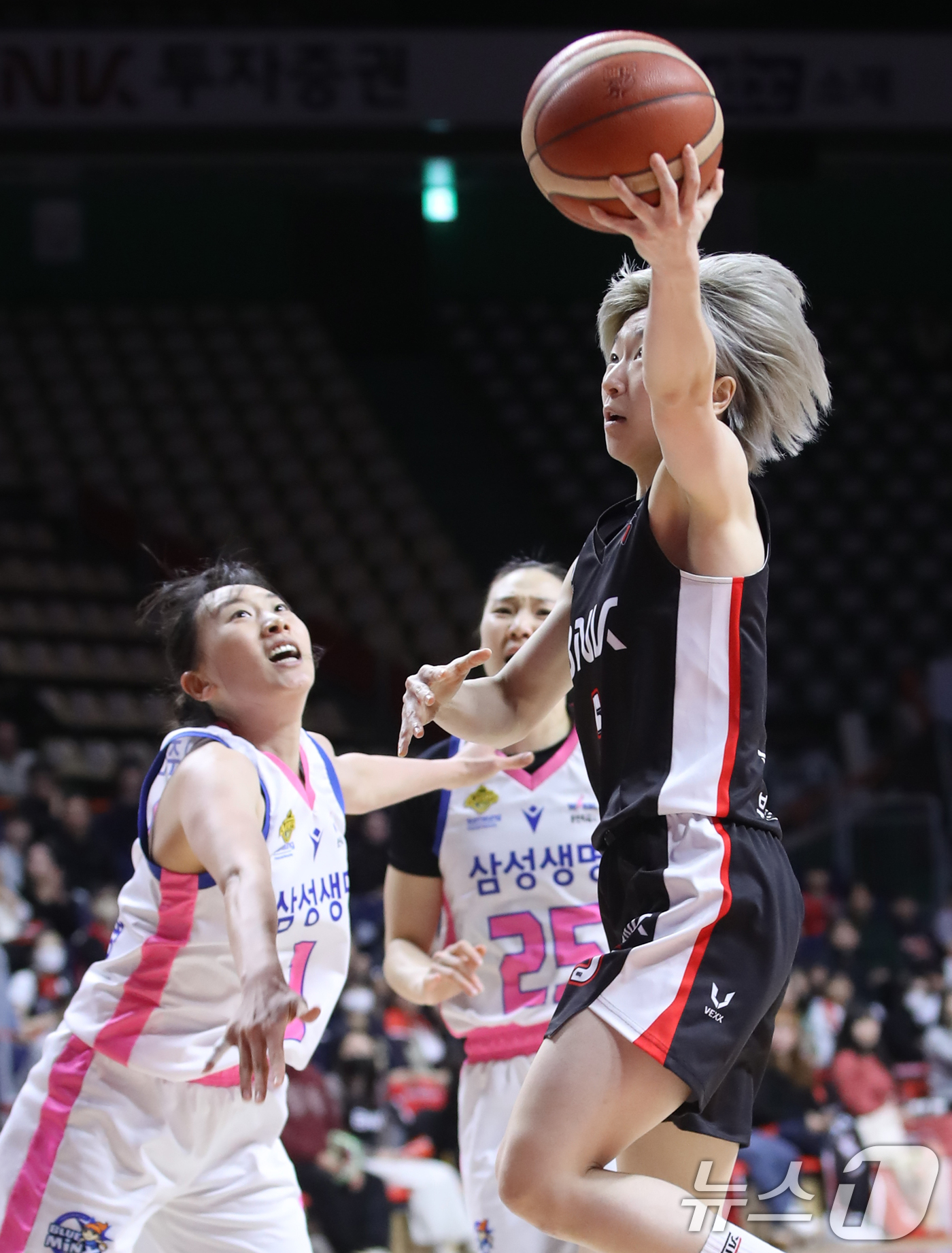 (부산=뉴스1) 윤일지 기자 = 11일 오후 부산 사직실내체육관에서 열린 '하나은행 2024-2025 여자프로농구 플레이오프' 5차전 부산 BNK 썸과 용인 삼성생명 블루밍스의 경 …