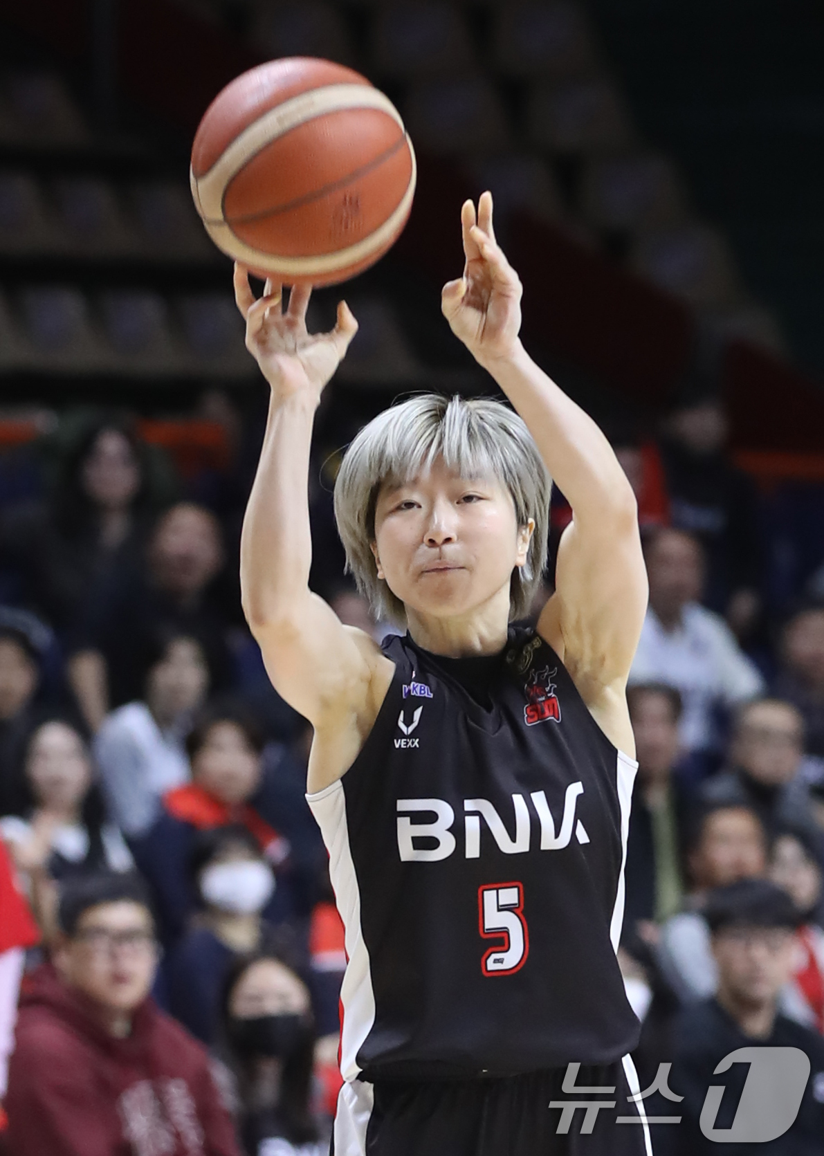 (부산=뉴스1) 윤일지 기자 = 11일 오후 부산 사직실내체육관에서 열린 '하나은행 2024-2025 여자프로농구 플레이오프' 5차전 부산 BNK 썸과 용인 삼성생명 블루밍스의 경 …