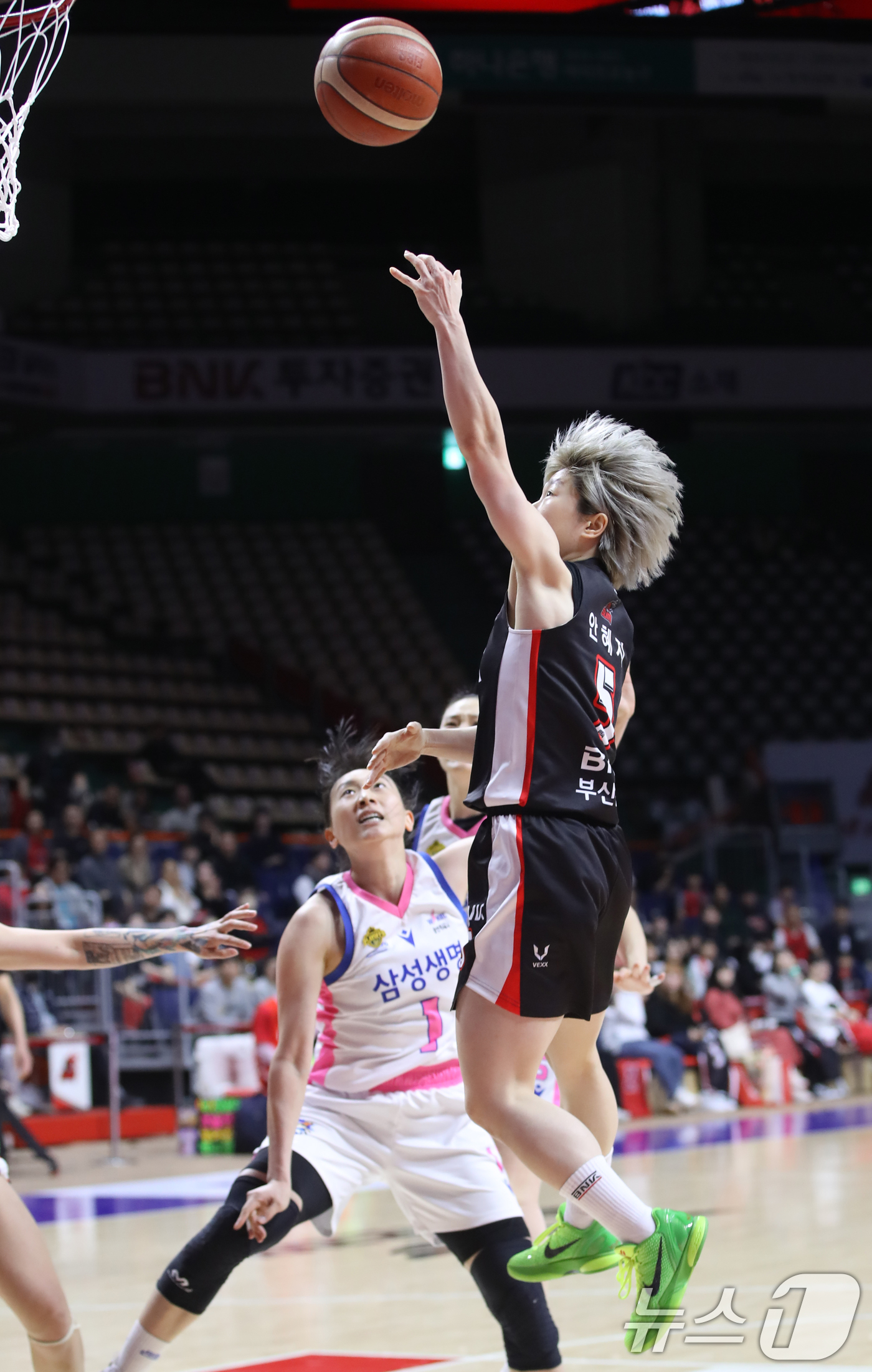 (부산=뉴스1) 윤일지 기자 = 11일 오후 부산 사직실내체육관에서 열린 '하나은행 2024-2025 여자프로농구 플레이오프' 5차전 부산 BNK 썸과 용인 삼성생명 블루밍스의 경 …