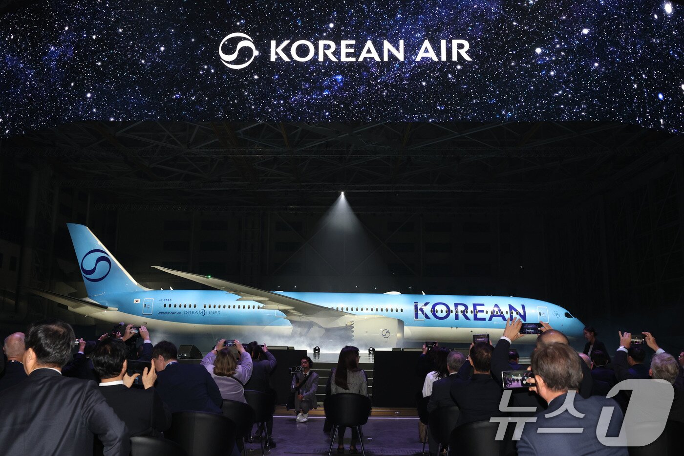 본문 이미지 - 11일 서울 강서구 대한항공 격납고에서 열린 '라이징 나이트(Rising Night)' 행사에서 새 기업이미지(CI)를 입힌 보잉 787-10 항공기가 공개되고 있다. 2025.3.11/뉴스1 ⓒ News1 공항사진기자단