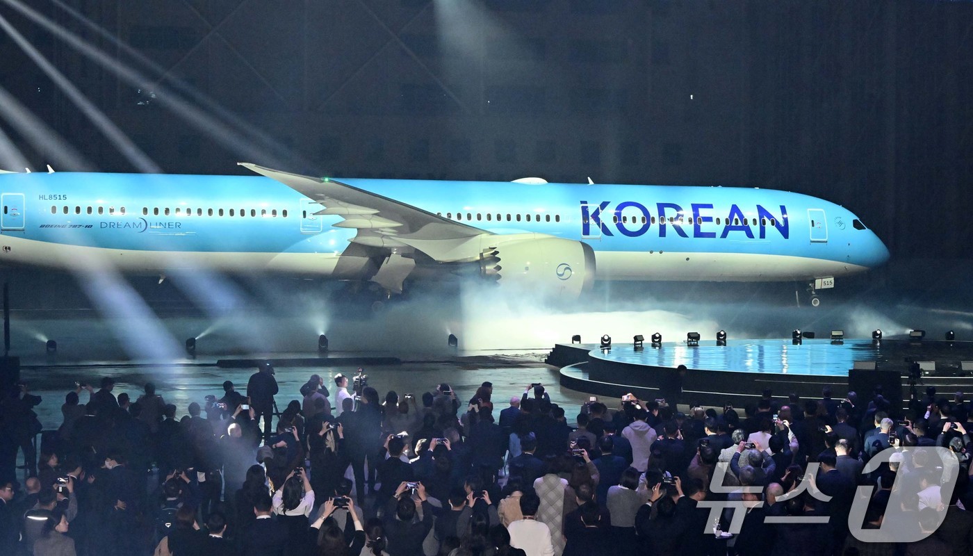 (서울=뉴스1) 공항사진기자단 = 11일 서울 강서구 대한항공 격납고에서 열린 '라이징 나이트(Rising Night)' 행사에서 새 기업이미지(CI)를 입힌 보잉 787-10 항 …