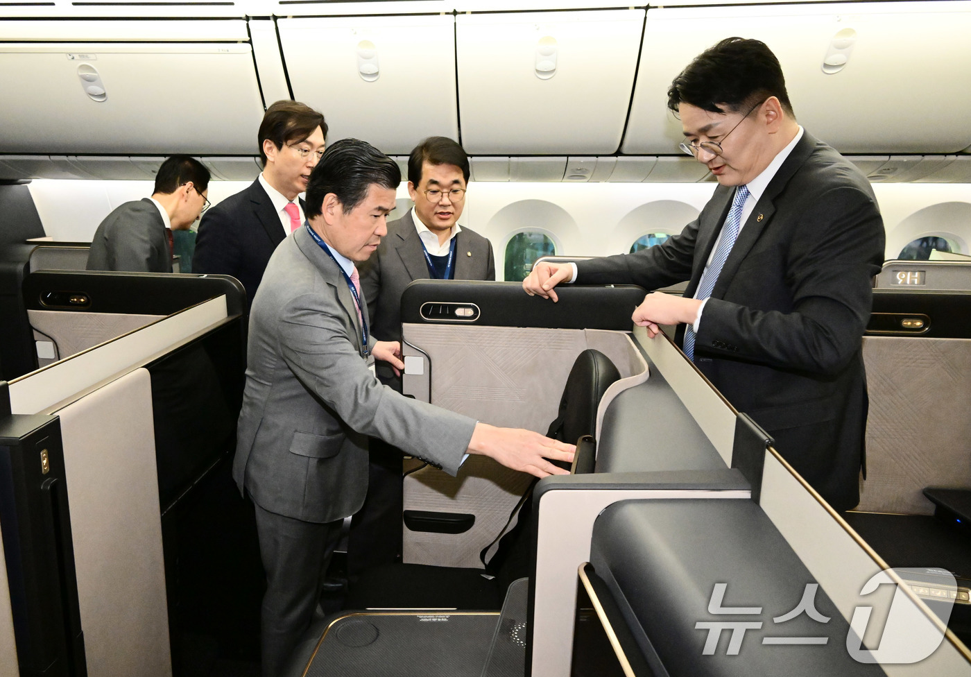 (서울=뉴스1) 공항사진기자단 = 조원태 한진그룹 회장과 제임스 김 주한미국상공회의소 회장 등이 11일 오후 서울 강서구 대한항공 본사 격납고에서 열린 '라이징 나이트(Rising …