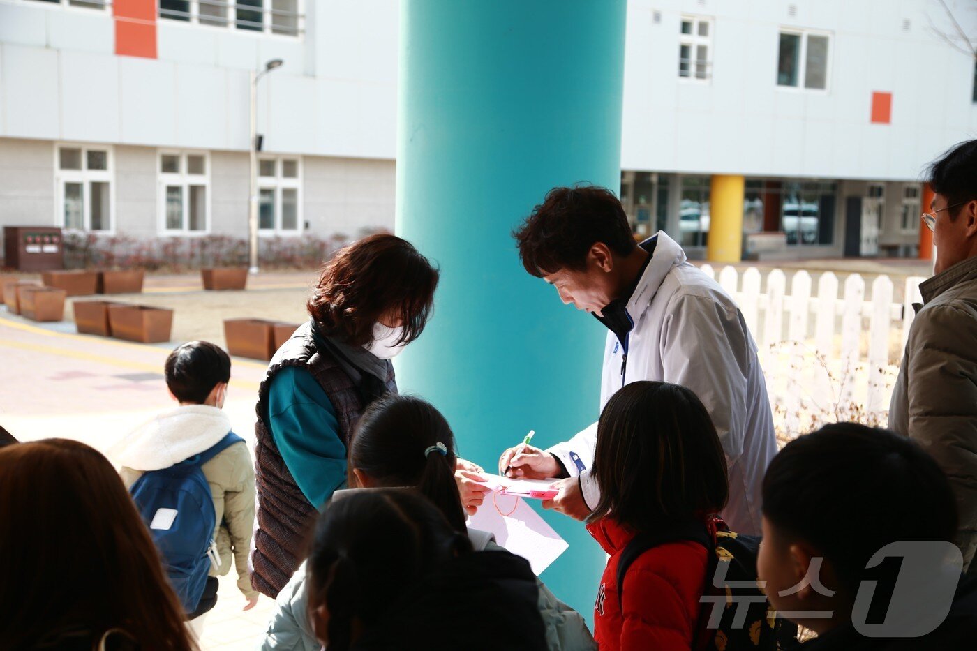 본문 이미지 - 늘봄학교에 참여하는 학생이 수업을 마치고 귀가할 때 지정대리인인 확인서에 사인하는 모습. &#40;대구교육청 제공&#41;