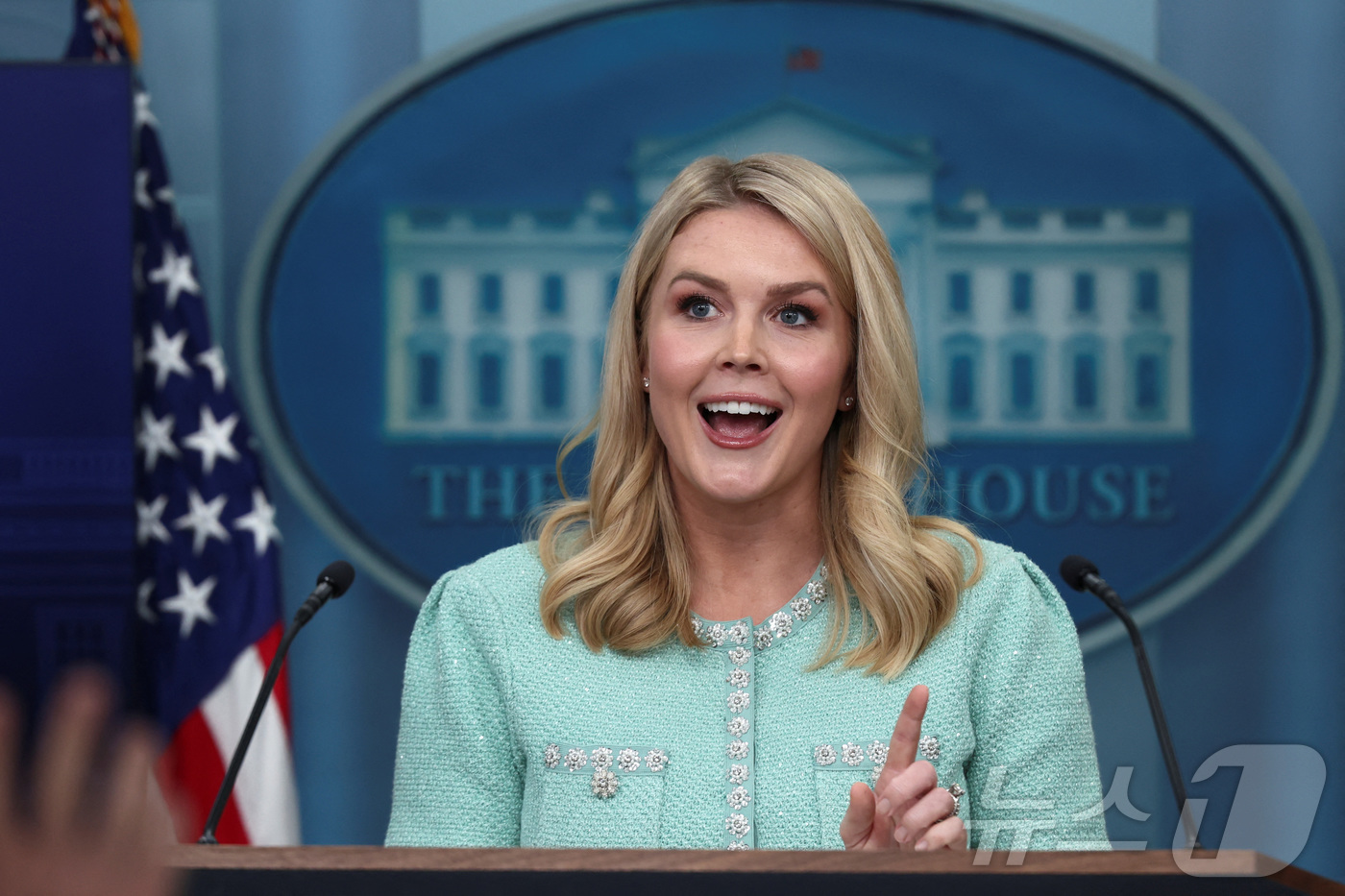 (워싱턴 로이터=뉴스1) 김지완 기자 = 11일(현지시간) 캐롤라인 레빗 미국 백악관 대변인이 정례브리핑에서 취재진 질문에 답하고 있다. 2025.03.11ⓒ 로이터=뉴스1