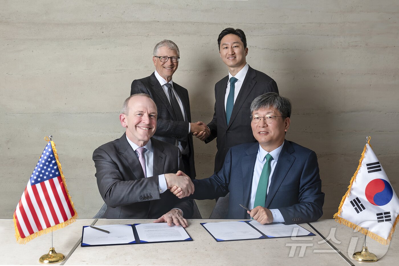 본문 이미지 - HD현대가 최근 테라파워와 ‘나트륨 원자로의 상업화를 위한 제조 공급망 확장 전략적 협약’을 체결했다. 오른쪽부터 원광식 HD현대중공업 해양에너지사업본부장, 정기선 HD현대 수석부회장, 빌 게이츠 테라파워 창업자, 크리스 르베크 최고경영자(HD현대 제공)