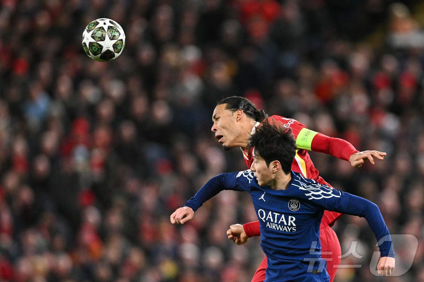 본문 이미지 - 리버풀전에서 공중볼 경합하는 이강인&#40;오른쪽&#41;ⓒ AFP=뉴스1