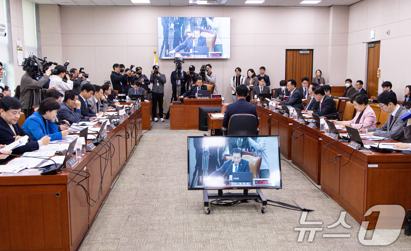 (서울=뉴스1) 이재명 기자 = 정청래 국회 법제사법위원회 위원장이 12일 오전 서울 여의도 국회에서 열린 제423회 국회(임시) 법사위 제1차 전체회의에서 의사봉을 두드리고 있다 …