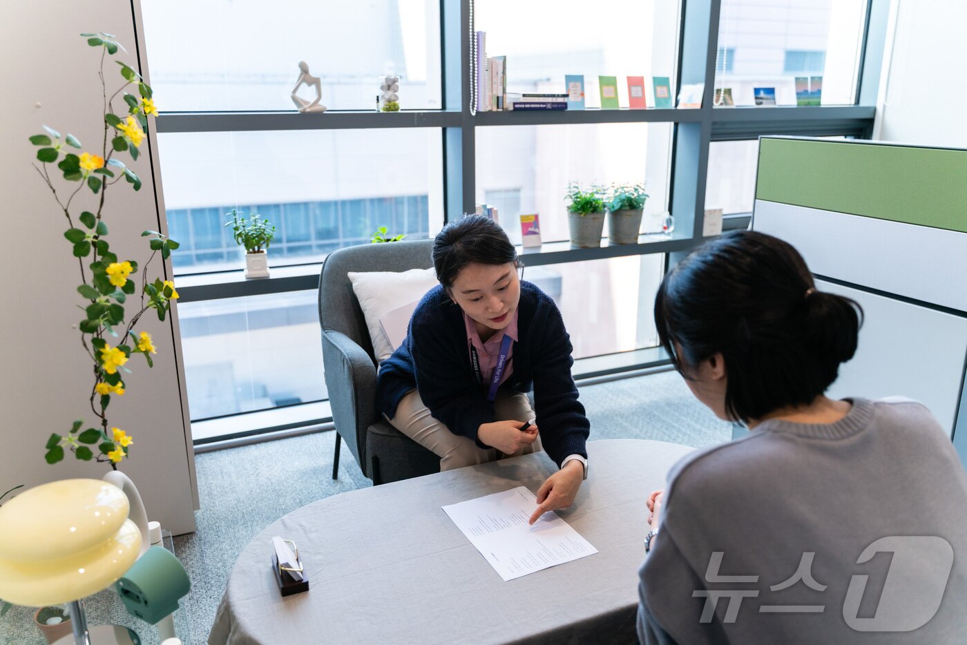 본문 이미지 - 삼성바이오로직스 임직원이 '바이오 마음챙김 상담소'에서 수면 문제를 상담받고 있다.(삼성바이오로직스 제공)/뉴스1