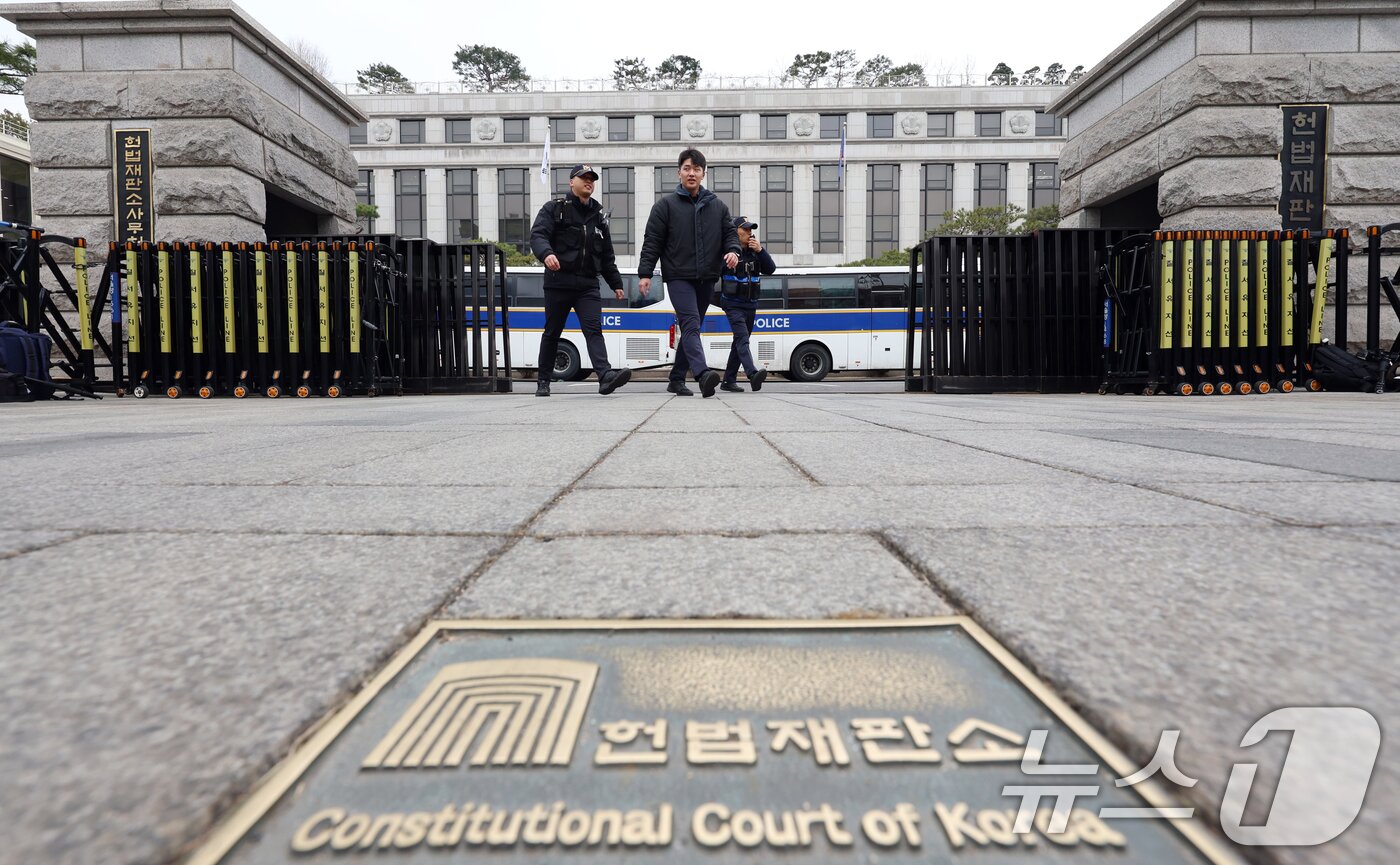 본문 이미지 - 헌법재판소가 최재해 감사원장과 이창수 서울중앙지검장을 비롯한 검사 3명에 대한 탄핵심판 사건을 13일 선고한다. 지난해 12월 5일 더불어민주당 주도로 탄핵소추안이 통과된지 98일 만에 결론이 나는 것이다. 사진은 12일 서울 종로구 헌법재판소 모습. 2025.3.12/뉴스1 ⓒ News1 김명섭 기자