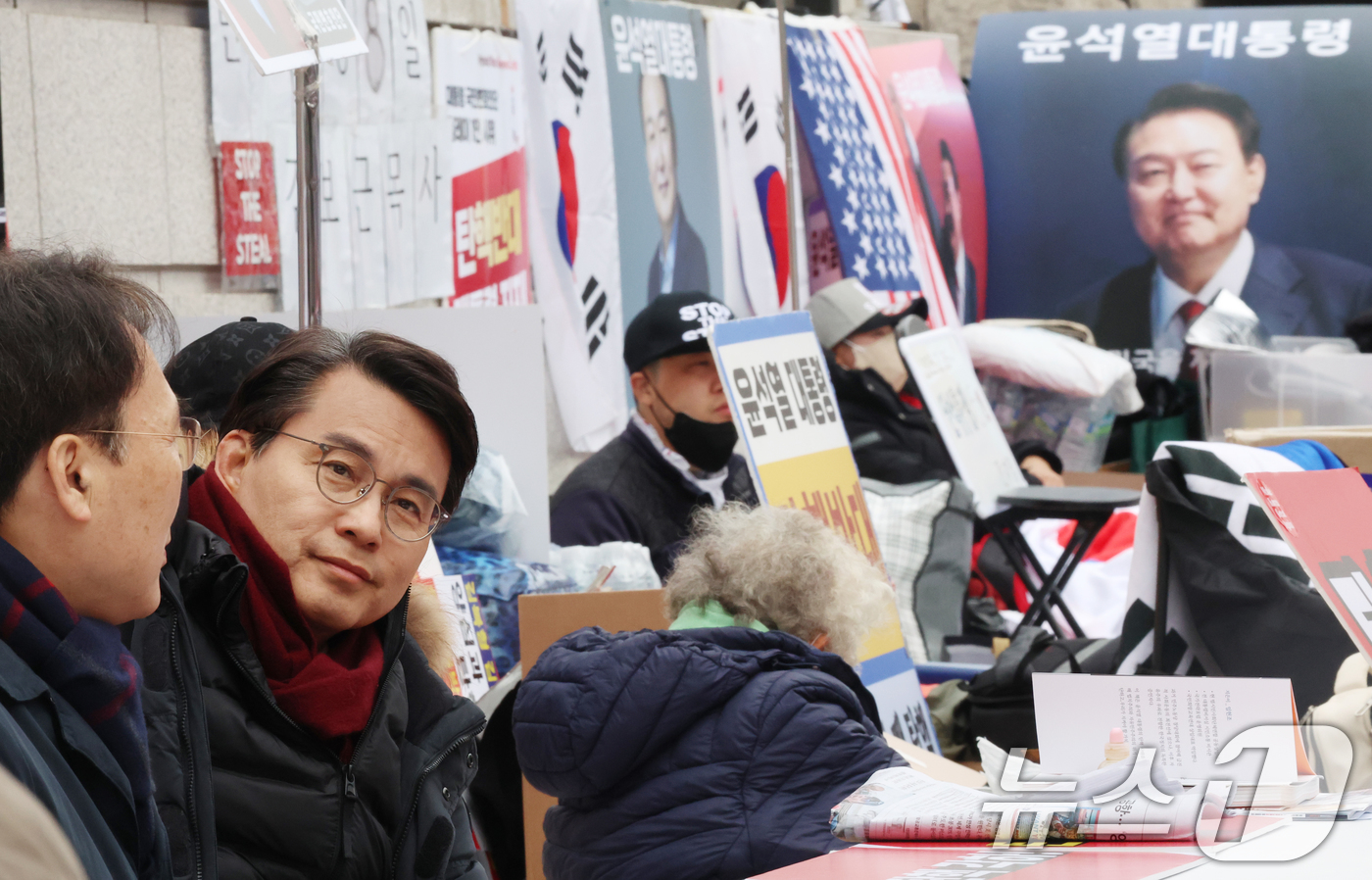 (서울=뉴스1) 김명섭 기자 = 윤상현 국민의힘 국회의원이 12일 서울 종로구 헌법재판소 앞에서 윤석열 대통령 탄핵 각하 촉구 릴레이 시위를 하며 지지자들과 기념촬영을 하고 있다. …