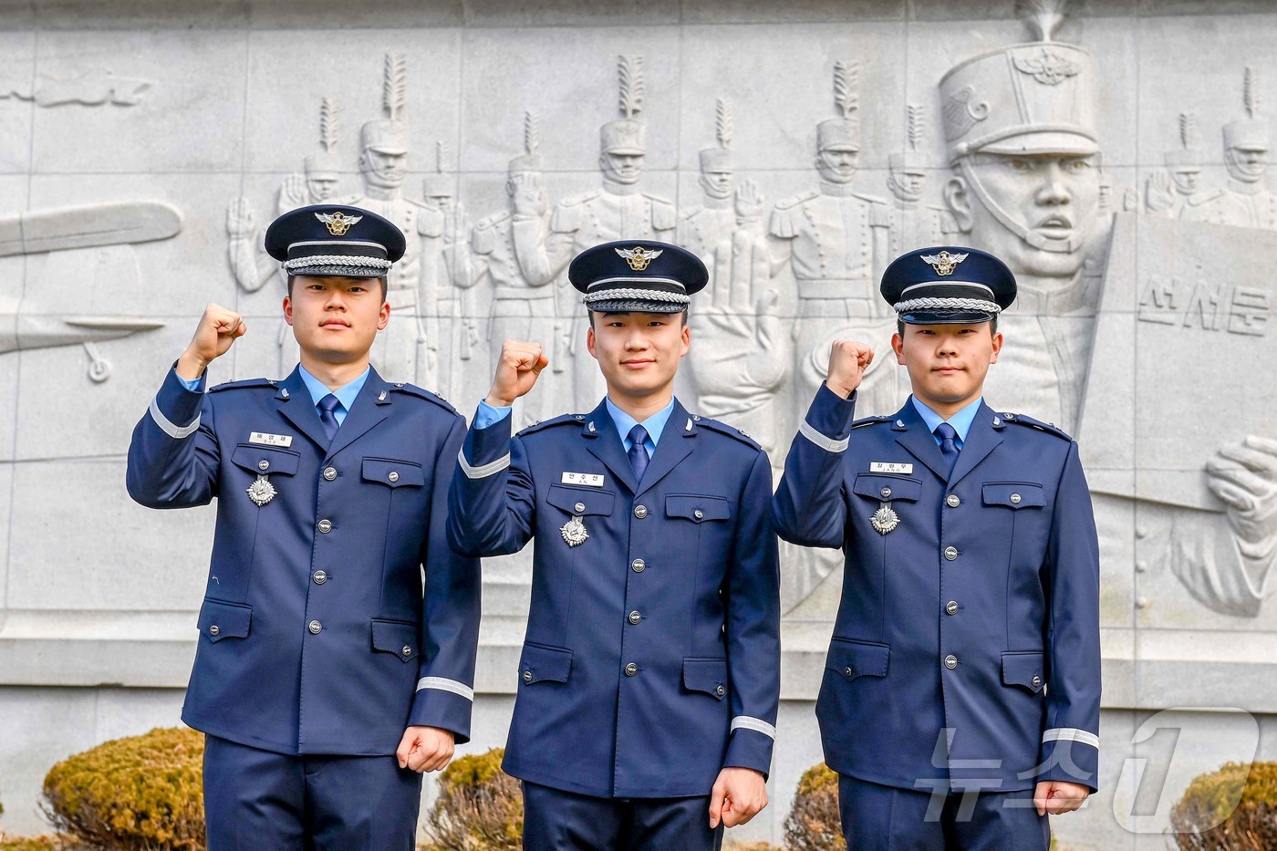 (서울=뉴스1) = 12일 충북 청주 공군사관학교 성무연병장에서 열리는 제73기 공군사관생도 졸업 및 임관식에서 기념사진 촬영하는 공군 소위들.배영재(왼쪽부터), 안주선, 장원우 …