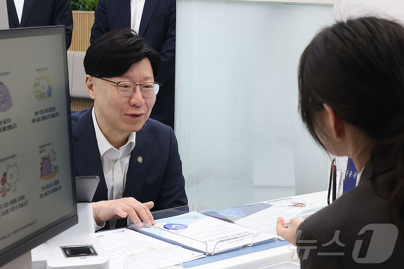 신한은행 찾아 계좌개설 관련 점검하는 김소영 부위원장 - 뉴스1