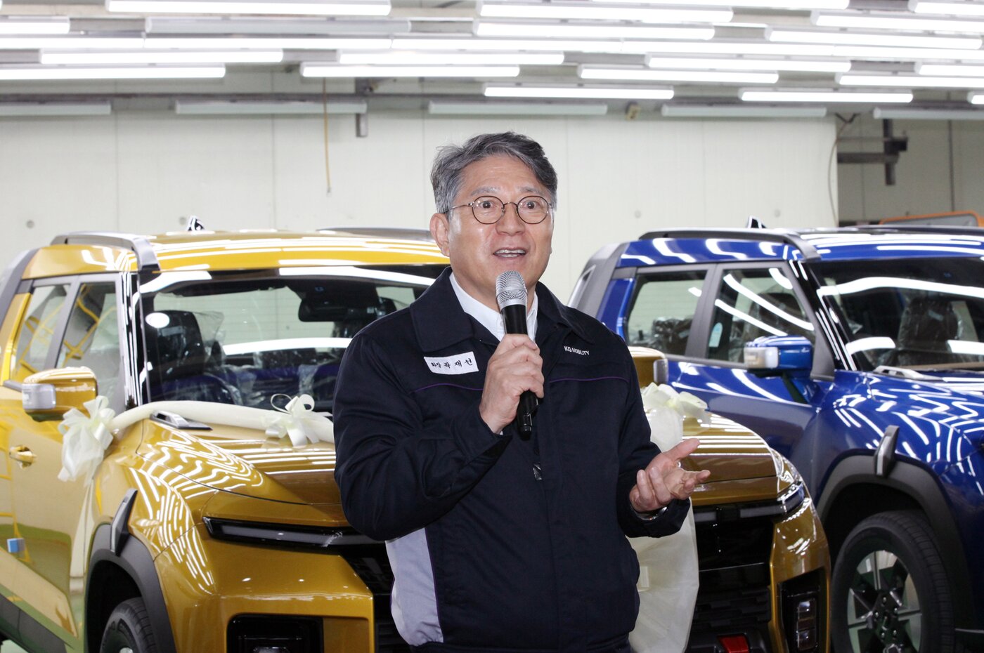 본문 이미지 - 곽재선 KG모빌리티 회장이 11일 평택공장에서 열린&#39;‘무쏘 EV&#39; 양산 기념식에서 임직원을 대상으로 격려사를 하는 모습&#40;KG모빌리티 제공&#41;. 2025.03.11.