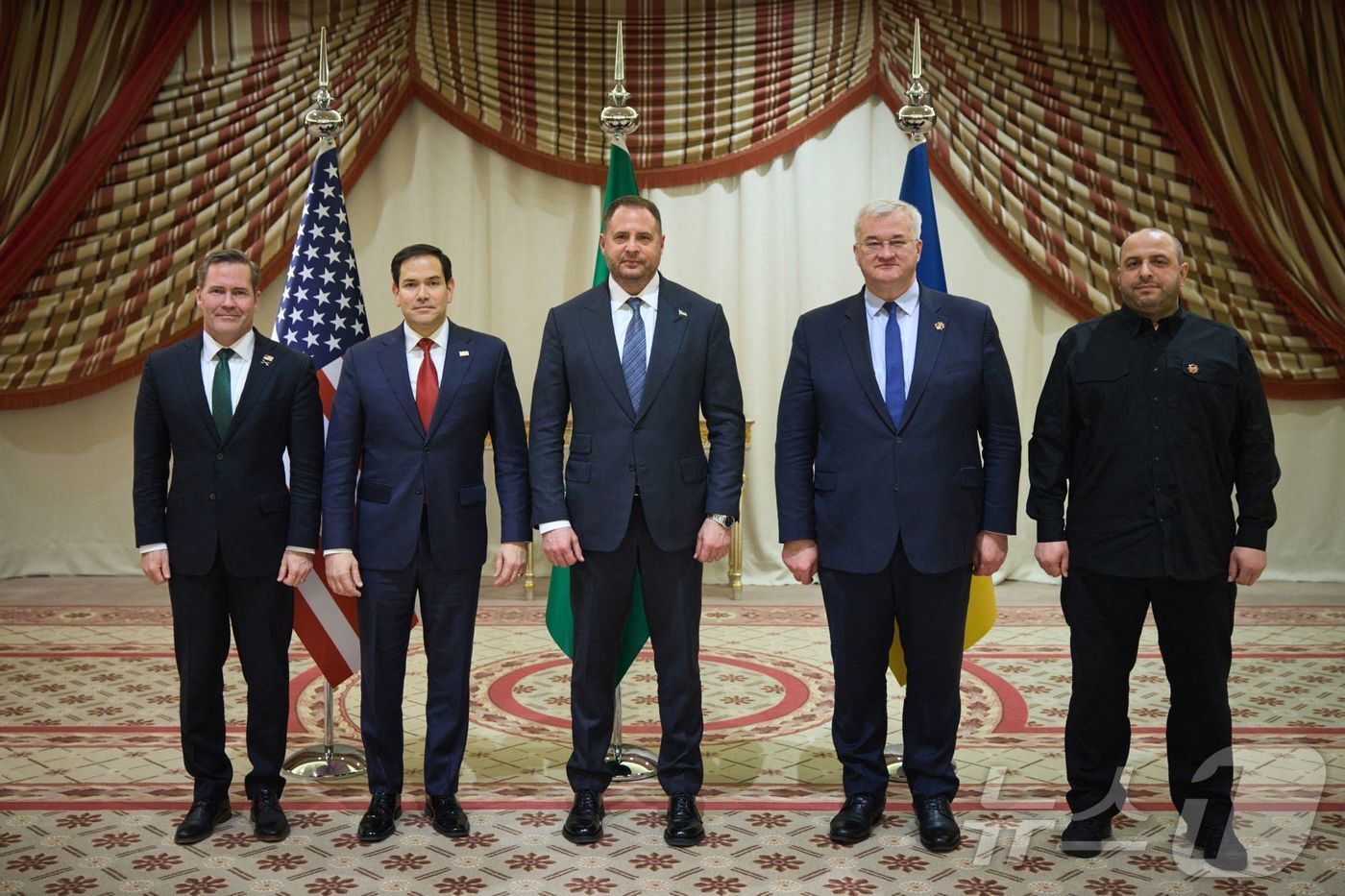 본문 이미지 - 마코 루비오 미국 국무 장관과 마이크 왈츠 국가안보보좌관, 안드리 예르마크 우크라이나 대통령 비서실장, 안드리 시비하 외무장관, 루스템 우메로우 국방 장관이 11일 (현지시간) 사우디아라비아 제다에서 고위급 회담을 마친 뒤 포즈를 취하고 있다. 2025.03.12 ⓒ AFP=뉴스1 ⓒ News1 우동명 기자