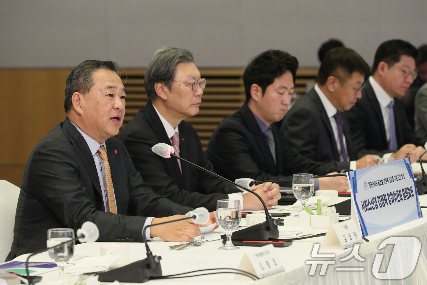 (서울=뉴스1) = 김상현 서비스산업위원회 위원장(롯데쇼핑 부회장, 왼쪽) 이 12일 서울 영등포구 FKI타워 컨퍼런스센터에서 열린 '서비스산업 경쟁력 강화위원회 출범회의'에 참석 …