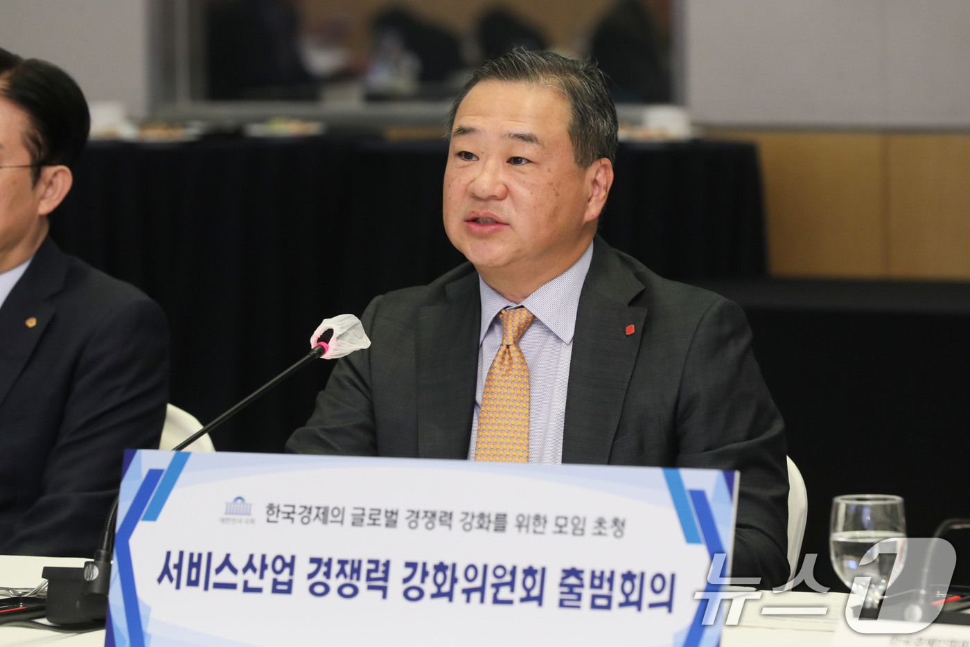 (서울=뉴스1) = 김상현 서비스산업위원회 위원장(롯데쇼핑 부회장)이 12일 서울 영등포구 FKI타워 컨퍼런스센터에서 열린 '서비스산업 경쟁력 강화위원회 출범회의'에 참석해 인사말 …