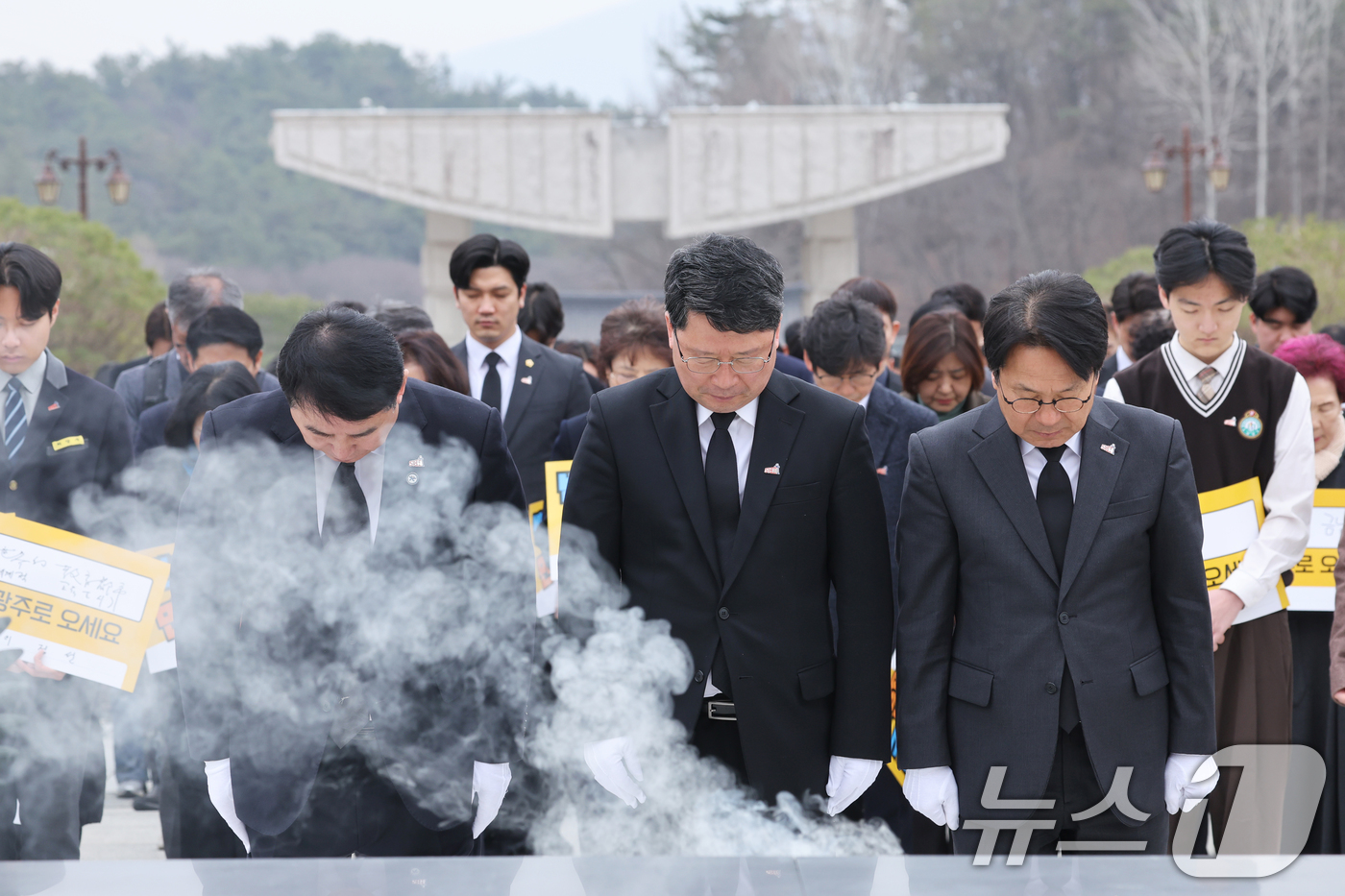 (광주=뉴스1) 김태성 기자 = 12일 광주 북구 운정동 국립 5·18민주묘지에서 열린 제45주년 5·18민중항쟁기념행사위원회 출범식에서 이정선 시교육감,오병윤 상임행사위원장, 강 …