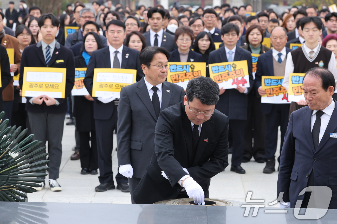 (광주=뉴스1) 김태성 기자 = 12일 광주 북구 운정동 국립 5·18민주묘지에서 열린 제45주년 5·18민중항쟁기념행사위원회 출범식에서 오병윤 상임행사위원장이 분향하고 있다. 2 …