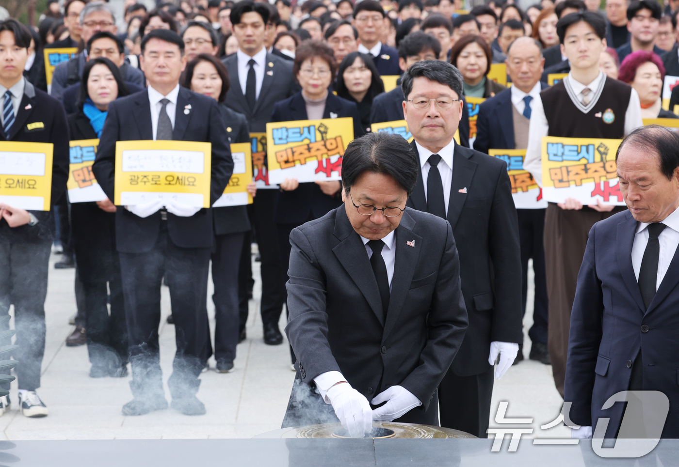 (광주=뉴스1) 김태성 기자 = 12일 광주 북구 운정동 국립 5·18민주묘지에서 열린 제45주년 5·18민중항쟁기념행사위원회 출범식에서 강기정 광주시장이 분향하고 있다. 2025 …