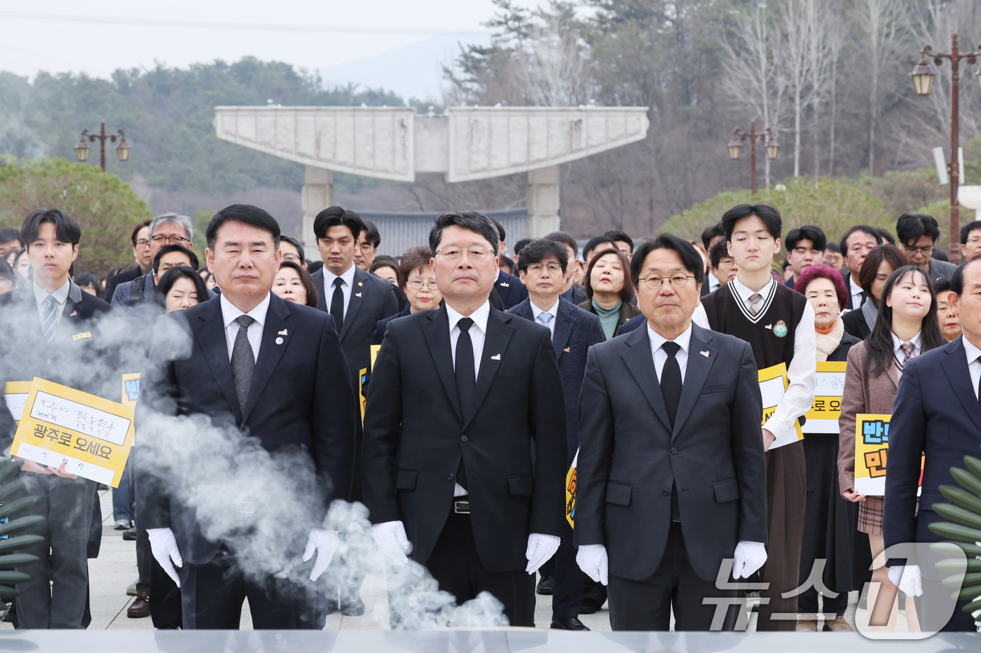 (광주=뉴스1) 김태성 기자 = 12일 광주 북구 운정동 국립 5·18민주묘지에서 열린 제45주년 5·18민중항쟁기념행사위원회 출범식에서 이정선 시교육감,오병윤 상임행사위원장, 강 …