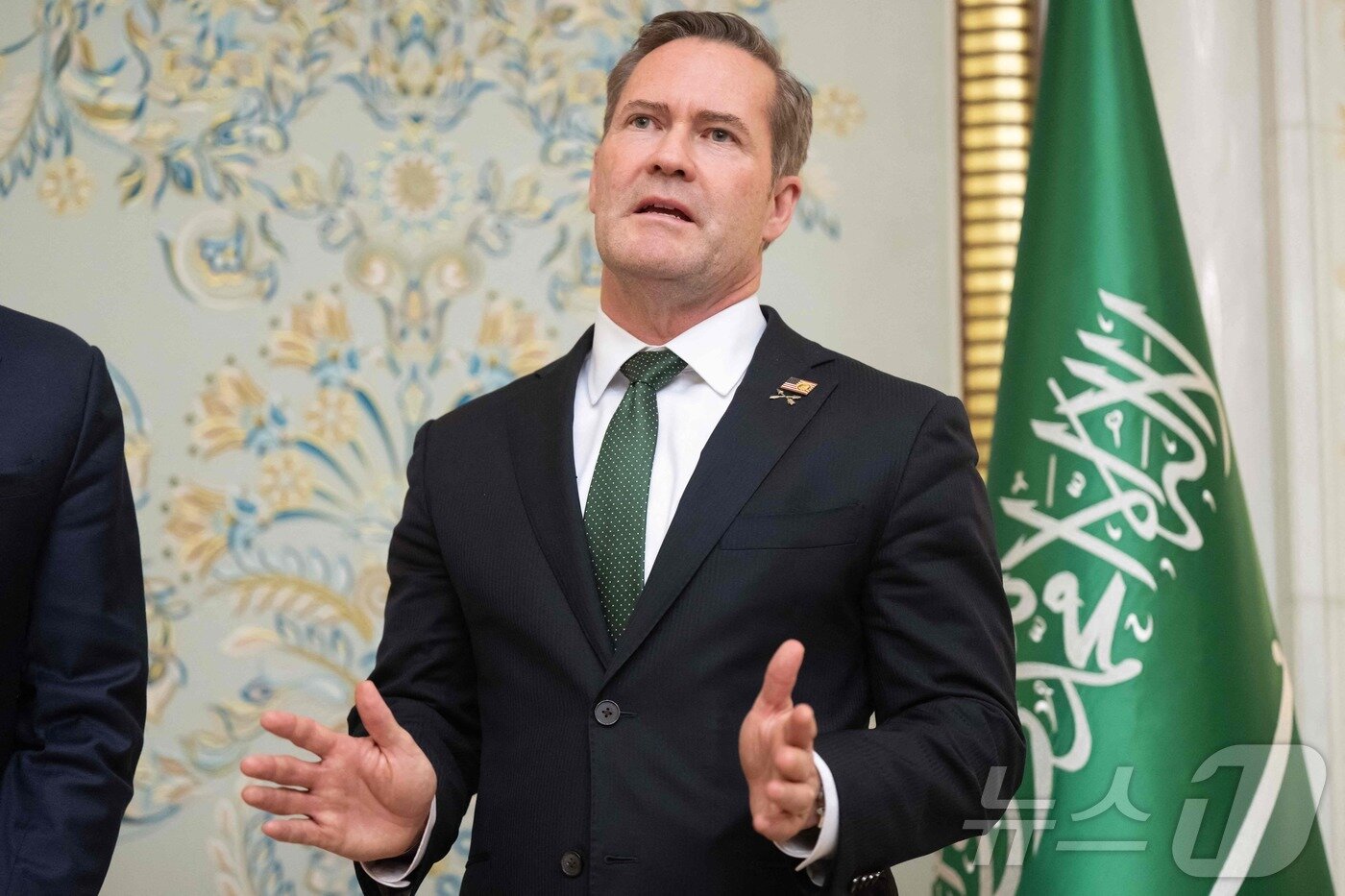 본문 이미지 - 마이크 왈츠 미국 국가안보보좌관이 11일 &#40;현지시간&#41; 사우디아라비아 제다에서 열린 우크라이나와 고위급 회담을 마친 뒤 취재진을 만나 &#34;우크라이나 전쟁을 어떻게 종식할지에 대한 실질적인 세부 사항에 대해 논의했으며 우크라이나를 위한 장기적 안전보장 방안도 다뤄졌다＂고 말하고 있다. 2025.03.12 ⓒ AFP=뉴스1 ⓒ News1 우동명 기자