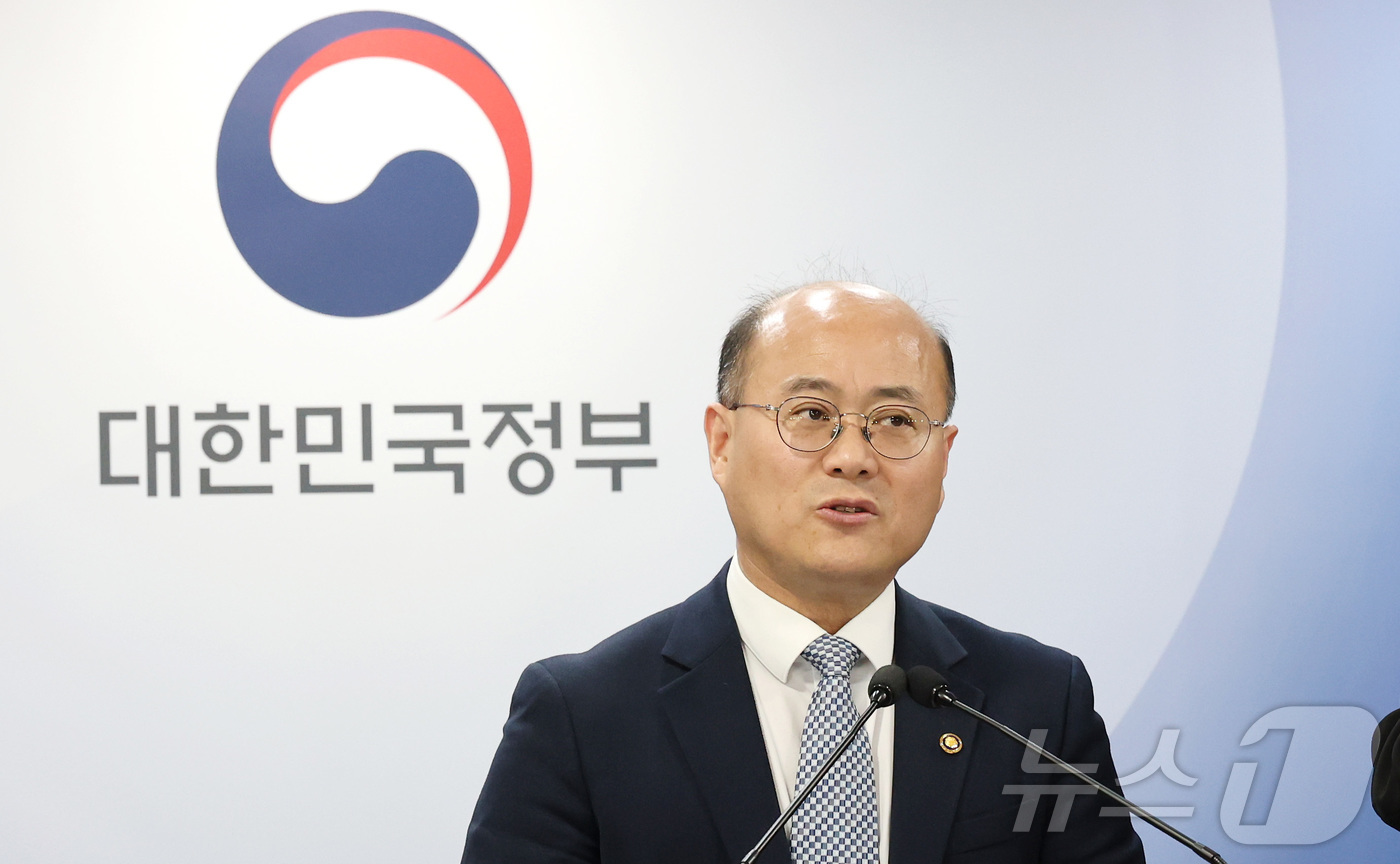 (서울=뉴스1) 임세영 기자 = 이창윤 과학기술정보통신부 1차관이 12일 서울 종로구 정부서울청사에서 양자과학기술 관련 브리핑을 하고 있다. 2025.3.12/뉴스1