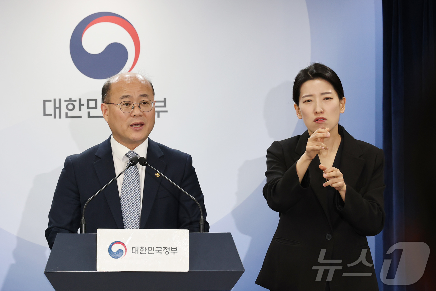 (서울=뉴스1) 임세영 기자 = 이창윤 과학기술정보통신부 1차관이 12일 서울 종로구 정부서울청사에서 양자과학기술 관련 브리핑을 하고 있다. 2025.3.12/뉴스1