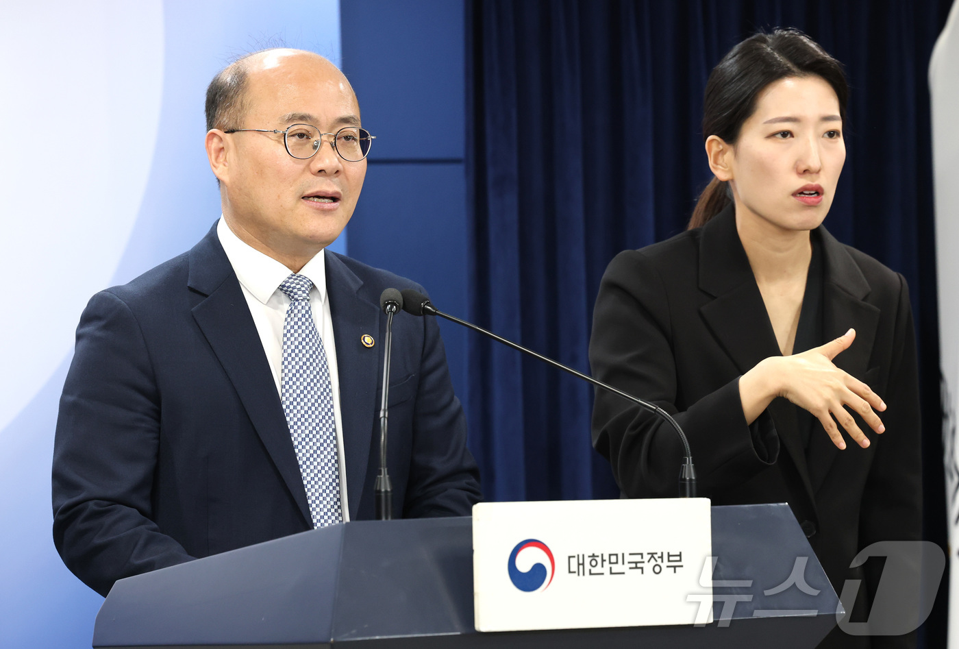 (서울=뉴스1) 임세영 기자 = 이창윤 과학기술정보통신부 1차관이 12일 서울 종로구 정부서울청사에서 양자과학기술 관련 브리핑을 하고 있다. 2025.3.12/뉴스1