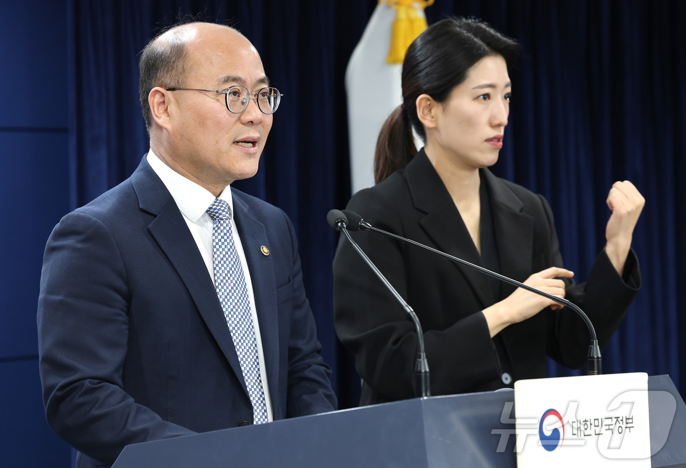 (서울=뉴스1) 임세영 기자 = 이창윤 과학기술정보통신부 1차관이 12일 서울 종로구 정부서울청사에서 양자과학기술 관련 브리핑을 하고 있다. 2025.3.12/뉴스1
