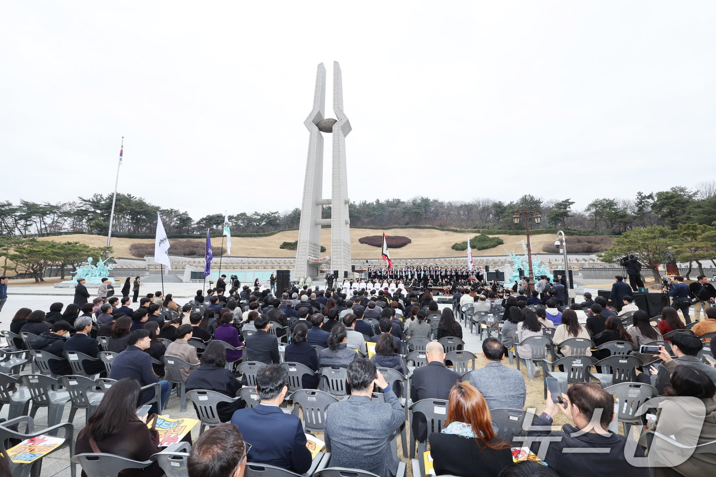 (광주=뉴스1) 김태성 기자 = 12일 광주 북구 운정동 국립 5·18민주묘지에서  행사위 소속 단체, 시민들과 함께 제45주년 5·18민중항쟁기념행사위원회 출범식이 열리고 있다. …