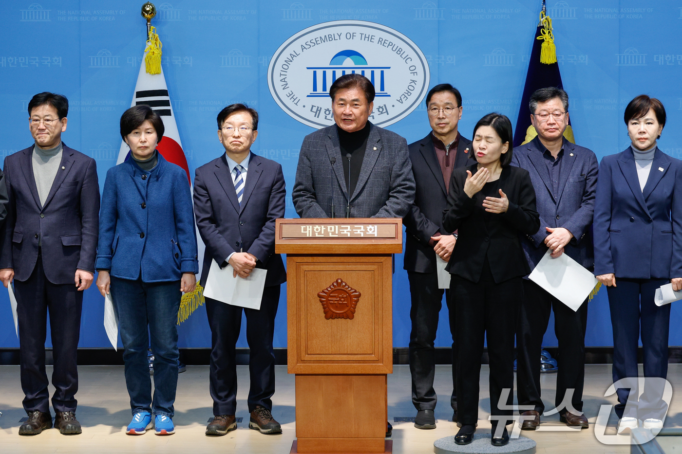 (서울=뉴스1) 안은나 기자 = 소병훈, 위성곤 등 더불어민주당 3선 국회의원들이 12일 서울 여의도 국회 소통관에서 윤석열 대통령 파면을 촉구하며 기자회견을 하고 있다. 2025 …