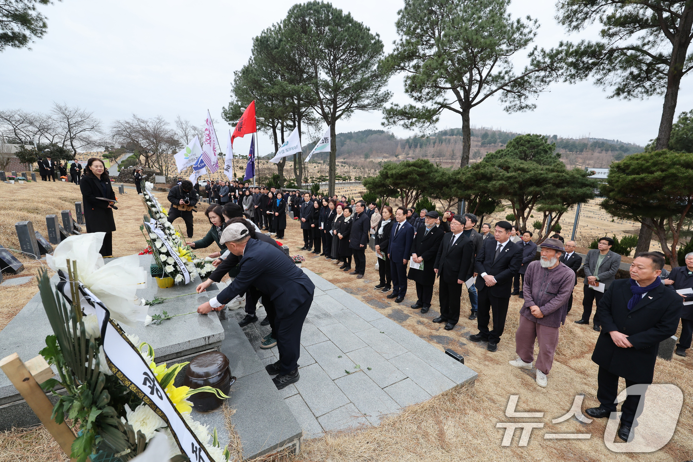 (광주=뉴스1) 김태성 기자 = 12일 광주 북구 운정동 국립 5·18민주묘지에서  행사위 소속 단체, 시민들과 함께 제45주년 5·18민중항쟁기념행사위원회 출범식이 열렸다. 이들 …