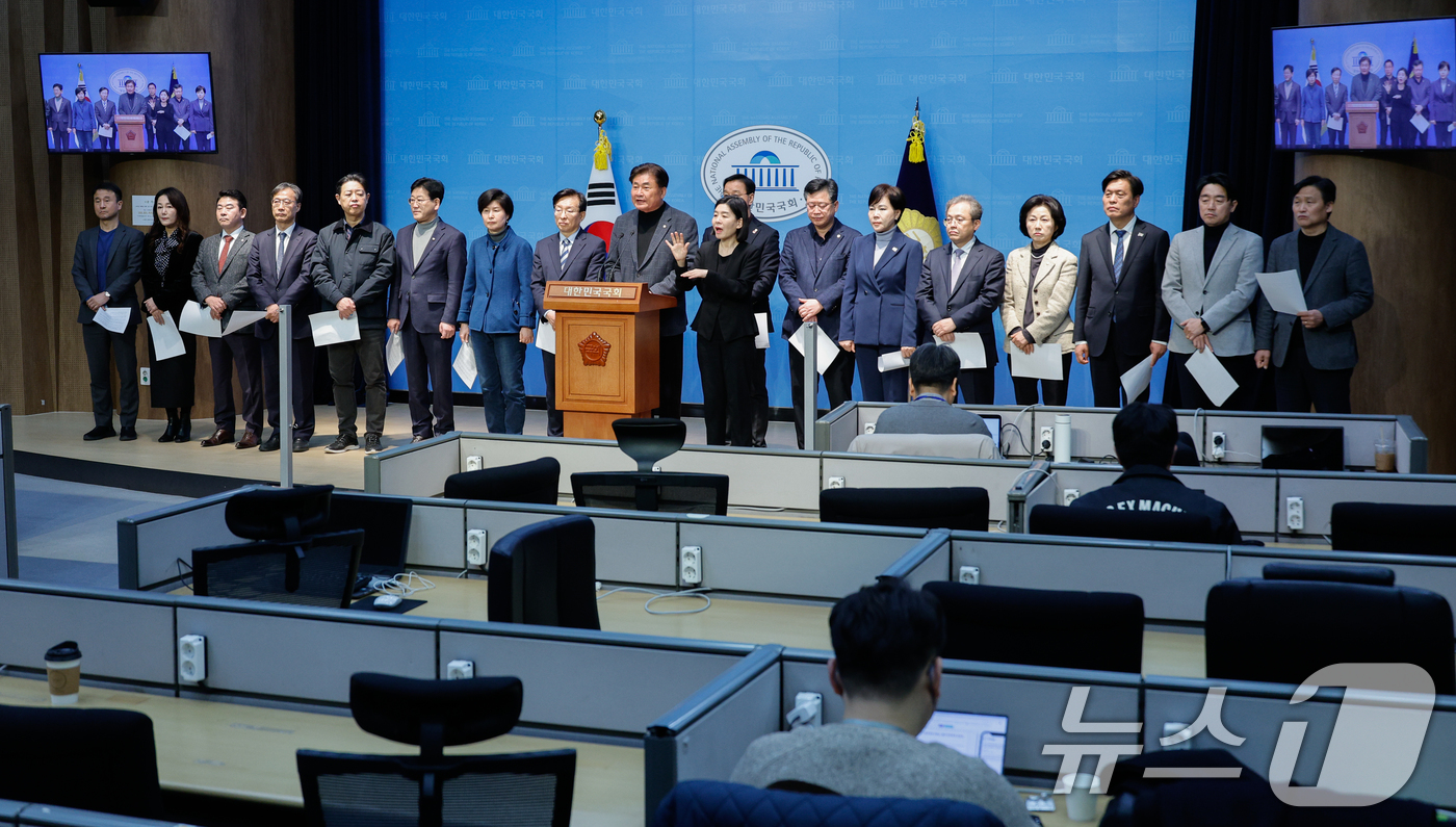(서울=뉴스1) 안은나 기자 = 소병훈, 위성곤 등 더불어민주당 3선 국회의원들이 12일 서울 여의도 국회 소통관에서 윤석열 대통령 파면을 촉구하며 기자회견을 하고 있다. 2025 …