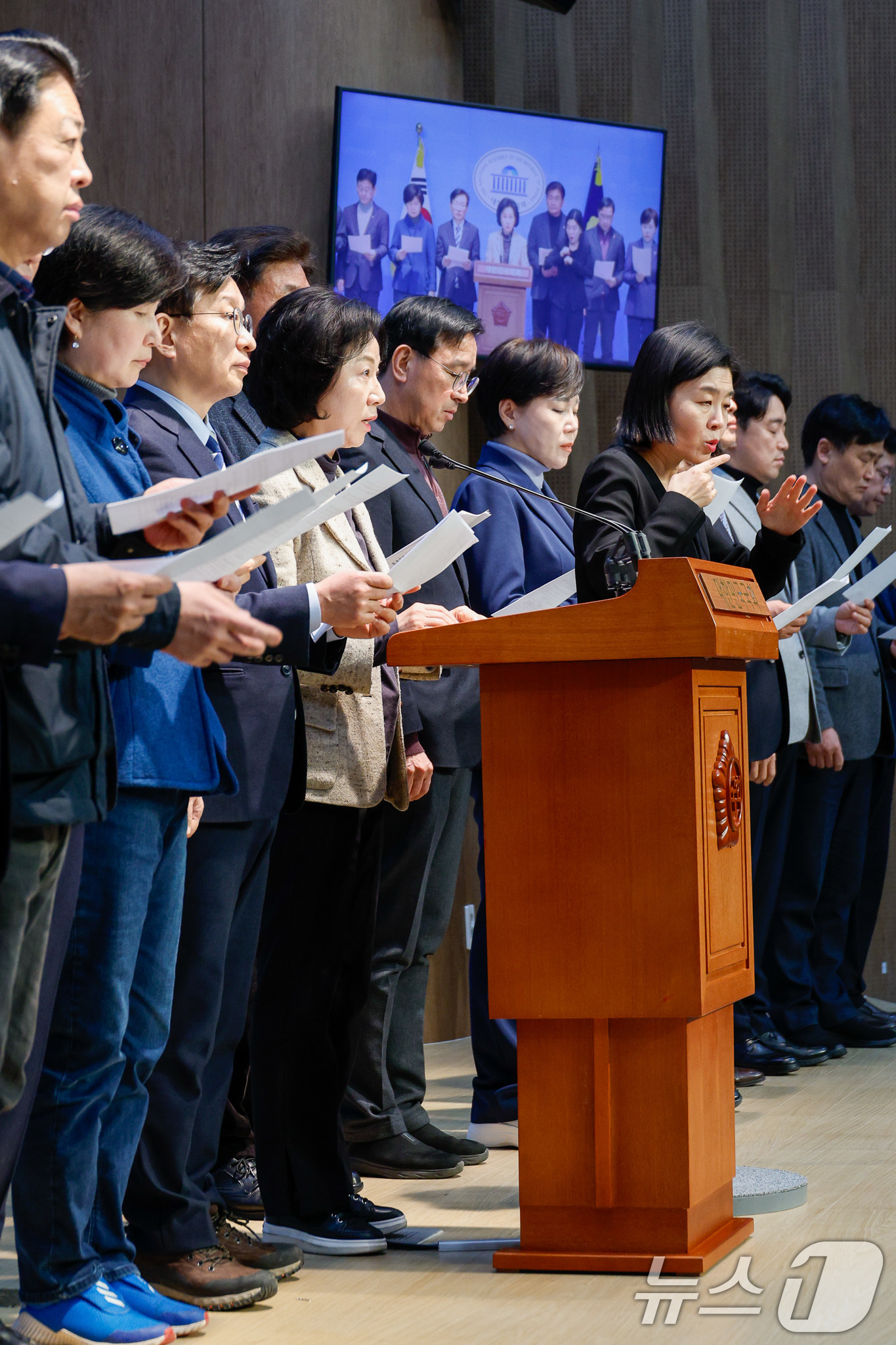 (서울=뉴스1) 안은나 기자 = 송옥주, 소병훈, 위성곤 등 더불어민주당 3선 국회의원들이 12일 서울 여의도 국회 소통관에서 윤석열 대통령 파면을 촉구하며 기자회견을 하고 있다. …