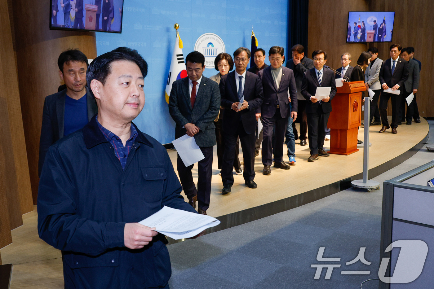 (서울=뉴스1) 안은나 기자 = 김영호, 한병도, 소병훈, 위성곤 등 더불어민주당 3선 국회의원들이 12일 서울 여의도 국회 소통관에서 윤석열 대통령 파면을 촉구하며 기자회견을 마 …