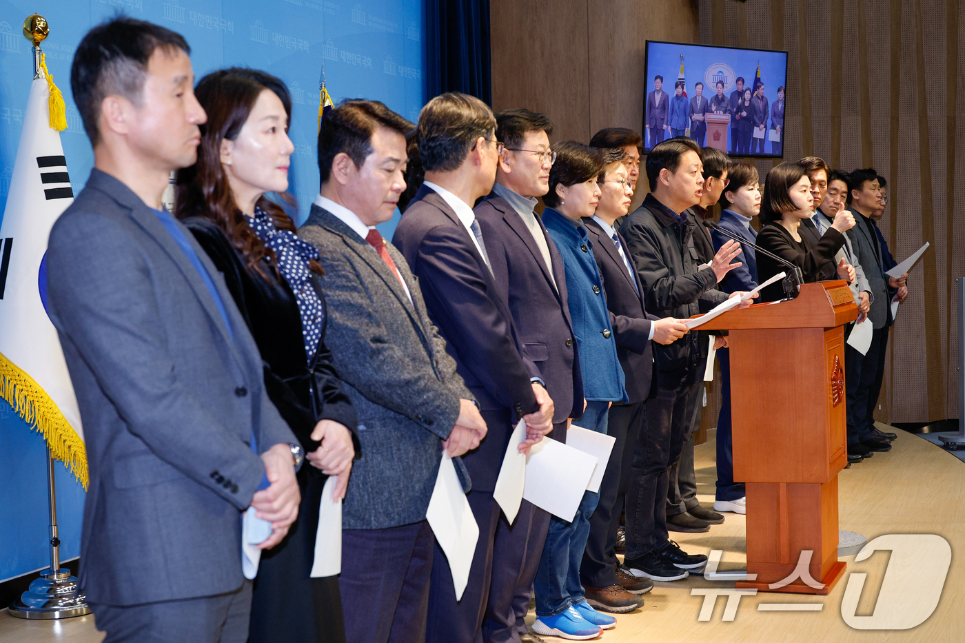 (서울=뉴스1) 안은나 기자 = 김영호, 한병도, 소병훈, 위성곤 등 더불어민주당 3선 국회의원들이 12일 서울 여의도 국회 소통관에서 윤석열 대통령 파면을 촉구하며 기자회견을 하 …