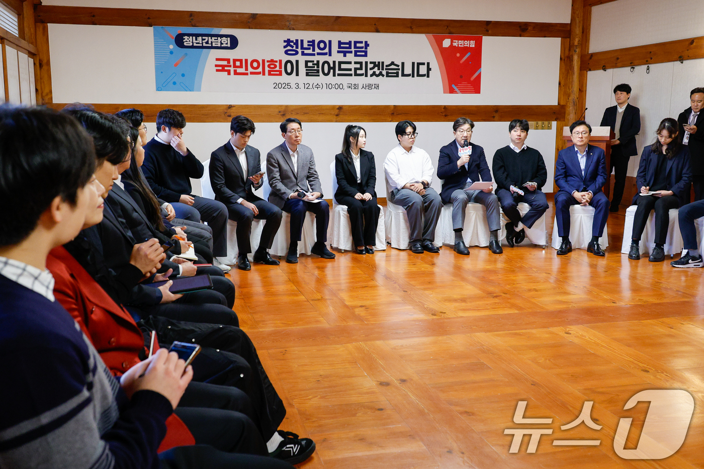 (서울=뉴스1) 안은나 기자 = 권성동 국민의힘 원내대표가 12일 서울 여의도 국회 사랑재에서 열린 청년 정책 간담회에 참석해 인사말을 하고 있다. 2025.3.12/뉴스1