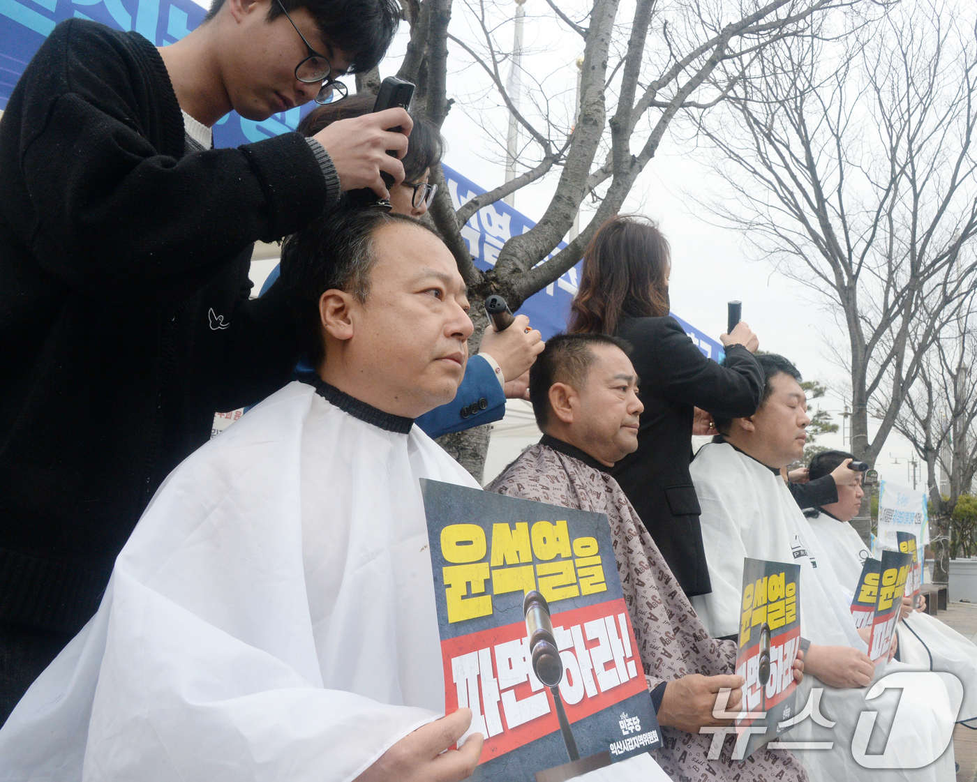 (전주=뉴스1) 유경석 기자 = 더민주전북혁신회의 관계자들이 12일 전북 전주시 전북특별자치도청 앞 단식농성장에서 '윤석열 즉각 파면 및 구속 촉구를 위한 삭발식'을 하고 있다. …