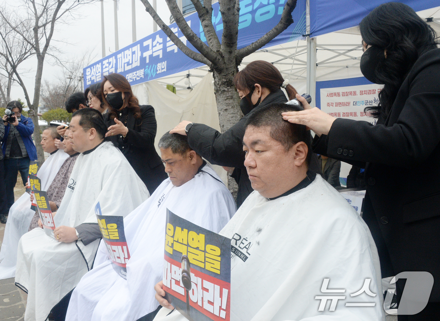 (전주=뉴스1) 유경석 기자 = 더민주전북혁신회의 관계자들이 12일 전북 전주시 전북특별자치도청 앞 단식농성장에서 '윤석열 즉각 파면 및 구속 촉구를 위한 삭발식'을 하고 있다. …