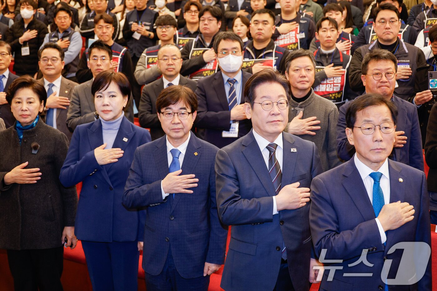 본문 이미지 - 이재명 더불어민주당 대표가 12일 서울 여의도 국회도서관에서 열린 2025 더불어민주당 민생연석회의 20대 민생의제 발표회에서 국민의례를 하고 있다. 앞줄 왼쪽부터 남인순, 전현희 의원, 인태연 공동의장, 이 대표, 윤후덕 수석부의장. 2025.3.12/뉴스1 ⓒ News1 안은나 기자