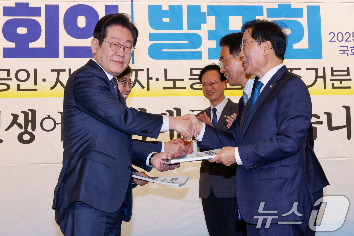 (서울=뉴스1) 안은나 기자 = 이재명 더불어민주당 대표가 12일 서울 여의도 국회도서관에서 열린 2025 더불어민주당 민생연석회의 20대 민생의제 발표회에서 윤후덕 수석부의장으로 …