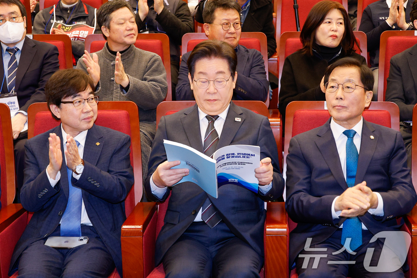 (서울=뉴스1) 안은나 기자 = 이재명 더불어민주당 대표가 12일 서울 여의도 국회도서관에서 열린 2025 더불어민주당 민생연석회의 20대 민생의제 발표회에서 자료집을 살피고 있다 …