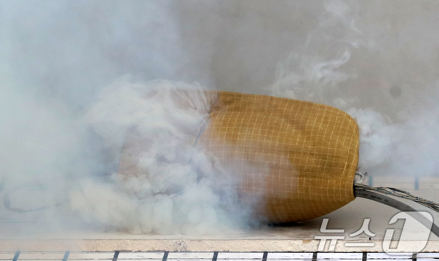 (부산=뉴스1) 윤일지 기자 = 보조배터리와 전자담배 등 항공기 기내 안전관리 강화 대책이 시행 중인 가운데 12일 부산 연제구 부산소방재난본부에서 보조배터리 열폭주와 안전보관 방 …