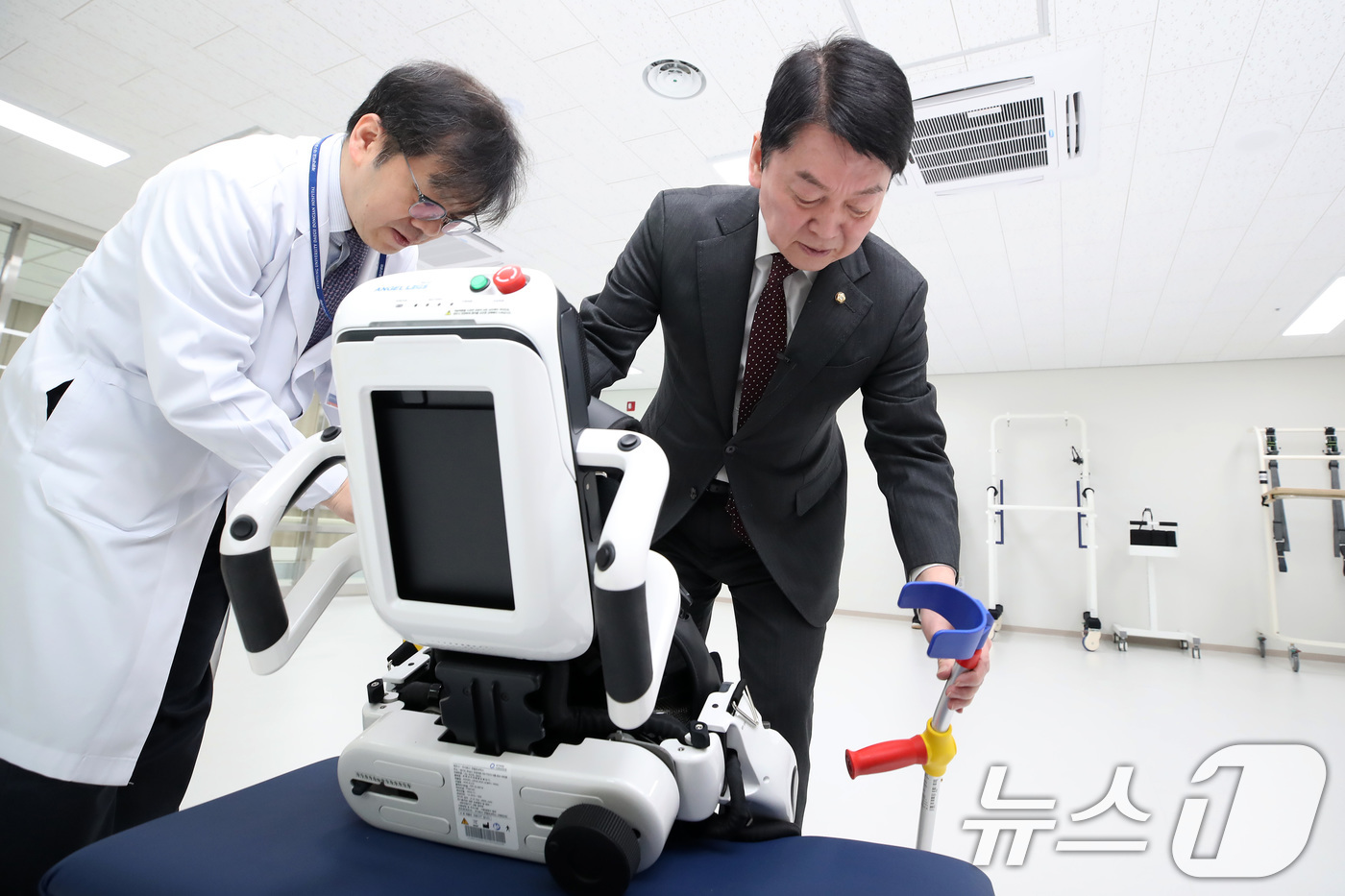 (대구=뉴스1) 공정식 기자 = 안철수 국민의힘 의원(오른쪽)이 12일 오전 대구 중구 계명대학교 대구동산병원을 찾아 정우진 병원장과 공공어린이재활의료센터에 마련된 로봇재활치료시설 …